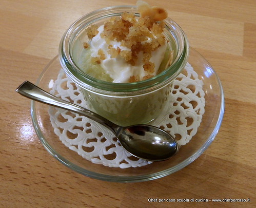 La cucina del riciclo - bicchierini di mousse di broccolo, burrata e briciole di mandorle