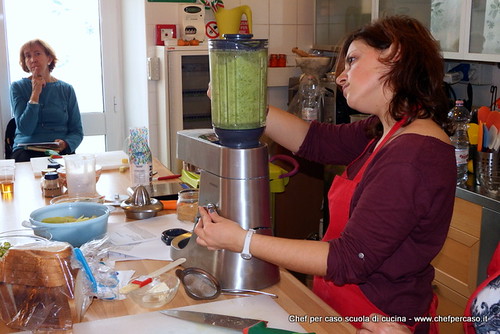La cucina del riciclo - si prepara il cocktail di sedano
