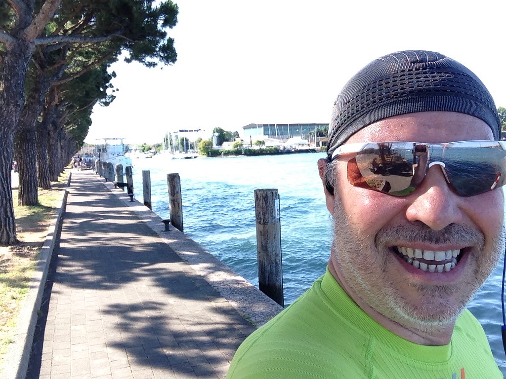 TRA I MIGLIORI PERCORSI DI RUNNING (CORSA) ECCO IL LUNGOLAGO DI PESCHIERA DEL GARDA IL LATO VERSO SAN BENEDETTO DI LUGANA SPETTACOLARE PERRCORSO IN RIVA AL LAGO DI GARDA IN MEZZO A CIGNI E PAPERE SENZA INQUINAMENTO AUTOMOBILISTICO