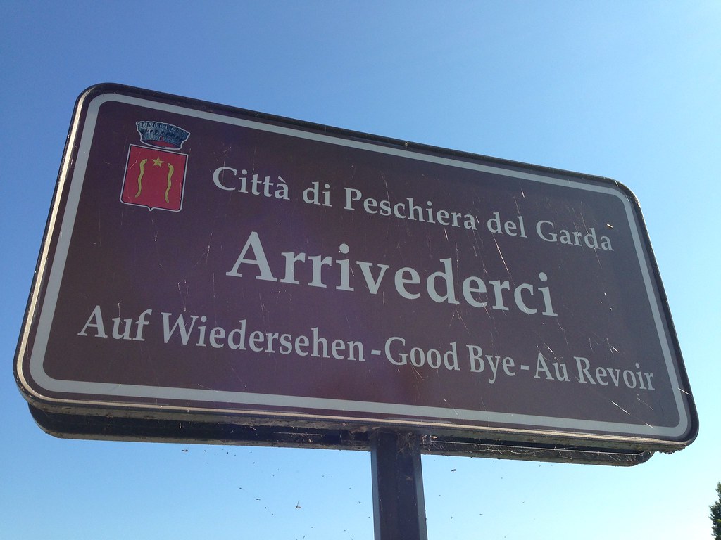 TRA I MIGLIORI PERCORSI DI RUNNING (CORSA) ECCO IL LUNGOLAGO DI PESCHIERA DEL GARDA IL LATO VERSO SAN BENEDETTO DI LUGANA SPETTACOLARE PERRCORSO IN RIVA AL LAGO DI GARDA IN MEZZO A CIGNI E PAPERE SENZA INQUINAMENTO AUTOMOBILISTICO