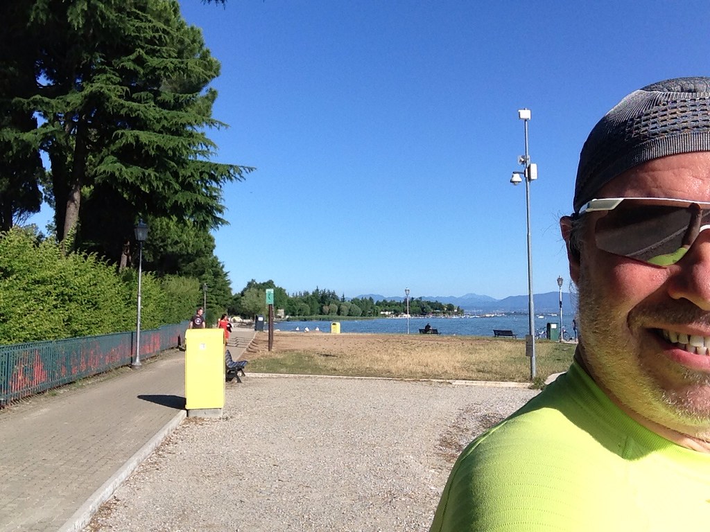 TRA I MIGLIORI PERCORSI DI RUNNING (CORSA) ECCO IL LUNGOLAGO DI PESCHIERA DEL GARDA IL LATO VERSO SAN BENEDETTO DI LUGANA SPETTACOLARE PERRCORSO IN RIVA AL LAGO DI GARDA IN MEZZO A CIGNI E PAPERE SENZA INQUINAMENTO AUTOMOBILISTICO