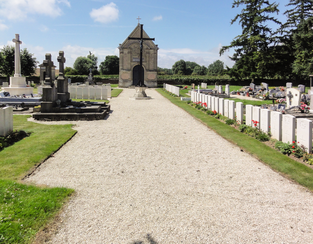 Foreste Communal Cemetery (Aisne) CWGC 02-2.jpg
