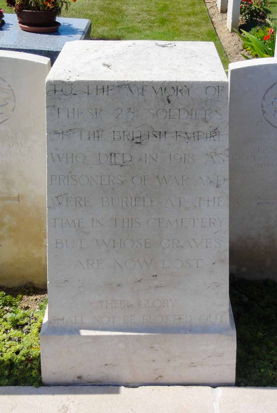 Foreste Communal Cemetery (Aisne) CWGC 01-2.jpg