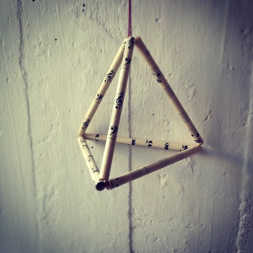 Riciclo-Riuso #dorinaturaedecori #diapostrofo #paperfolding #paper #old. #antique #tetrahedron