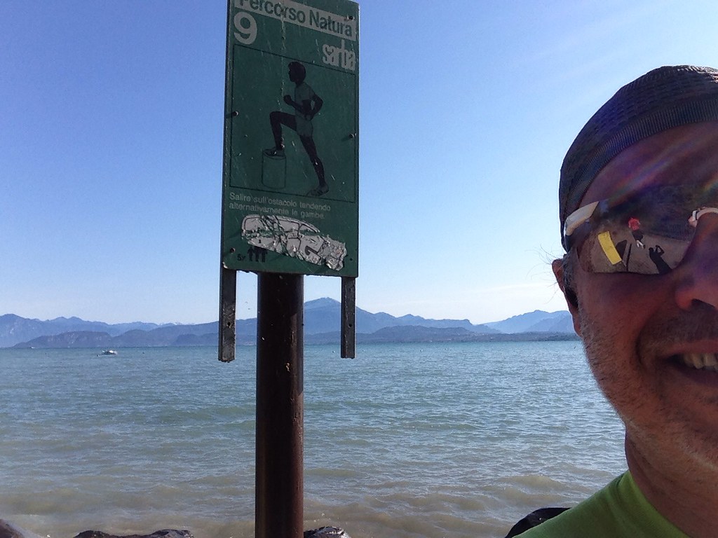 TRA I MIGLIORI PERCORSI DI RUNNING (CORSA) ECCO IL LUNGOLAGO DI PESCHIERA DEL GARDA IL LATO VERSO SAN BENEDETTO DI LUGANA SPETTACOLARE PERRCORSO IN RIVA AL LAGO DI GARDA IN MEZZO A CIGNI E PAPERE SENZA INQUINAMENTO AUTOMOBILISTICO