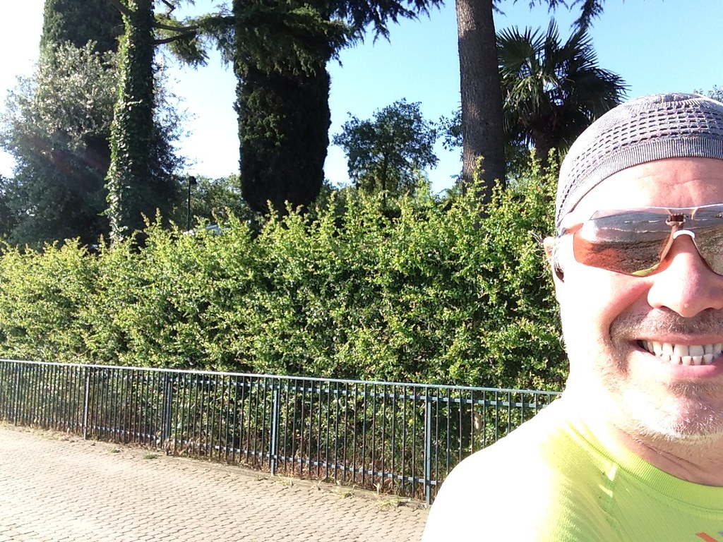 TRA I MIGLIORI PERCORSI DI RUNNING (CORSA) ECCO IL LUNGOLAGO DI PESCHIERA DEL GARDA IL LATO VERSO SAN BENEDETTO DI LUGANA SPETTACOLARE PERRCORSO IN RIVA AL LAGO DI GARDA IN MEZZO A CIGNI E PAPERE SENZA INQUINAMENTO AUTOMOBILISTICO