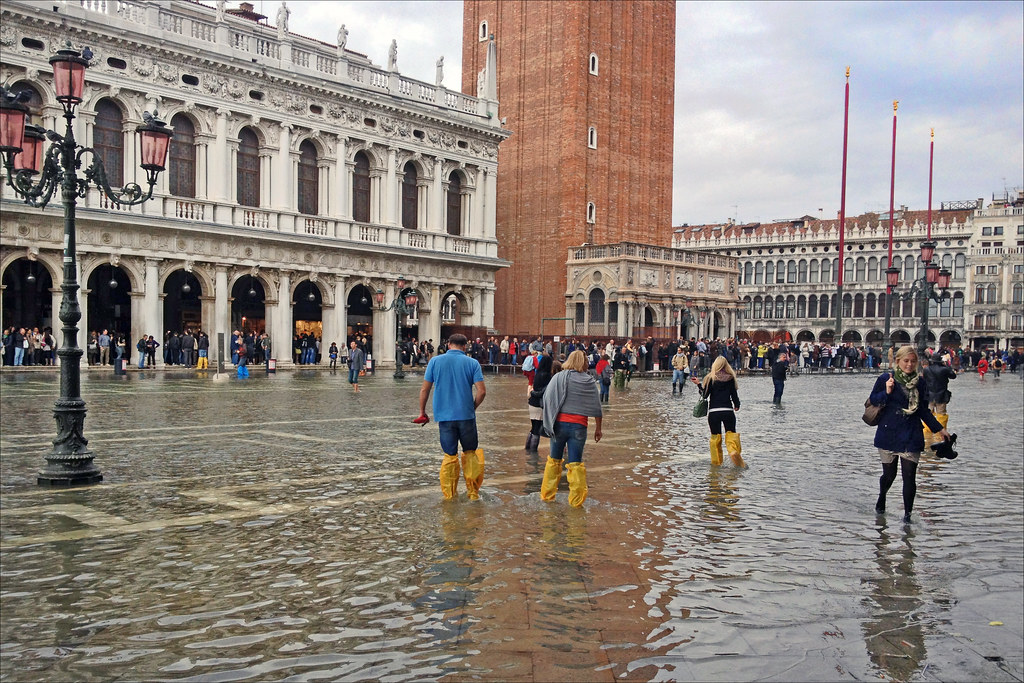 Acqua Alta sur la place Saint Marc à Venise