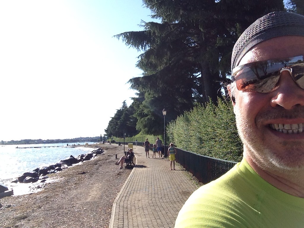 TRA I MIGLIORI PERCORSI DI RUNNING (CORSA) ECCO IL LUNGOLAGO DI PESCHIERA DEL GARDA IL LATO VERSO SAN BENEDETTO DI LUGANA SPETTACOLARE PERRCORSO IN RIVA AL LAGO DI GARDA IN MEZZO A CIGNI E PAPERE SENZA INQUINAMENTO AUTOMOBILISTICO