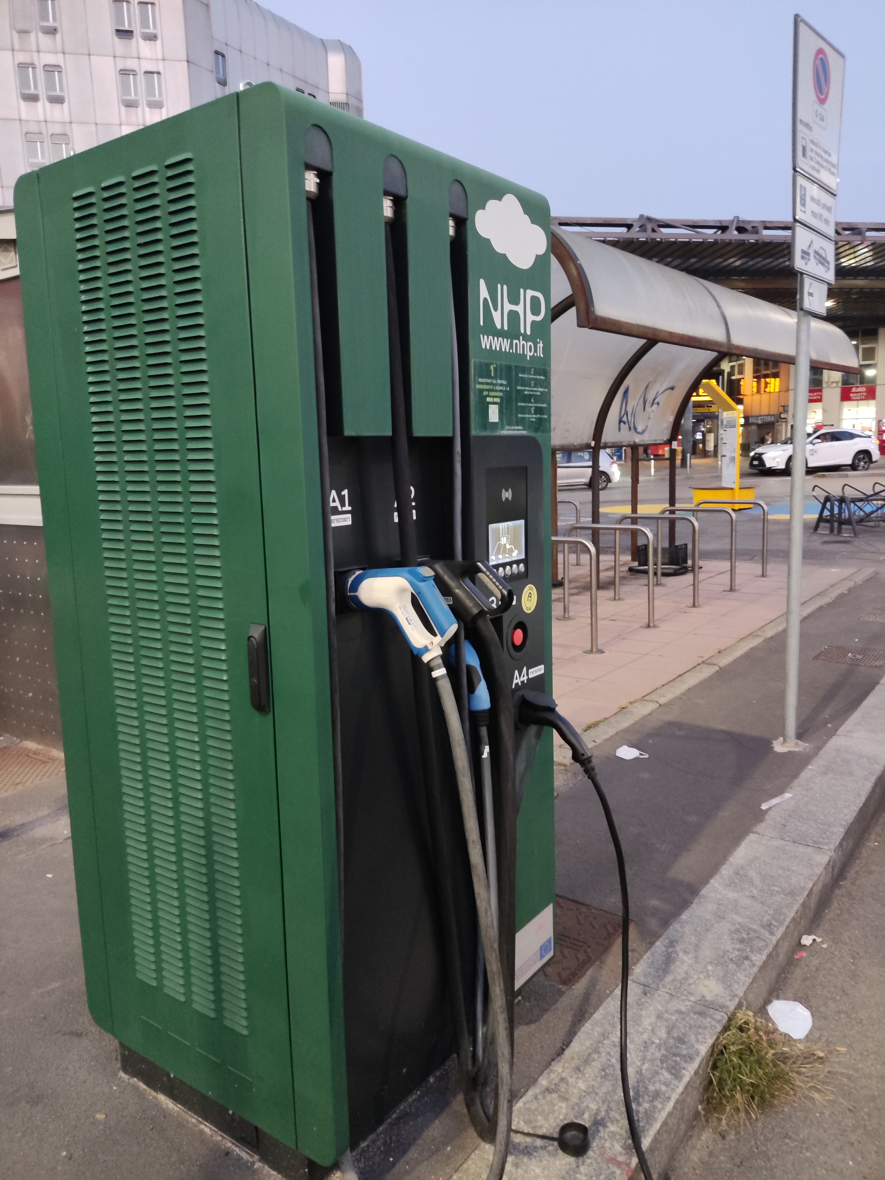 Stazione di ricarica per auto elettriche NHP davanti alla stazione di Rogoredo a Milano (Ottobre 2022)