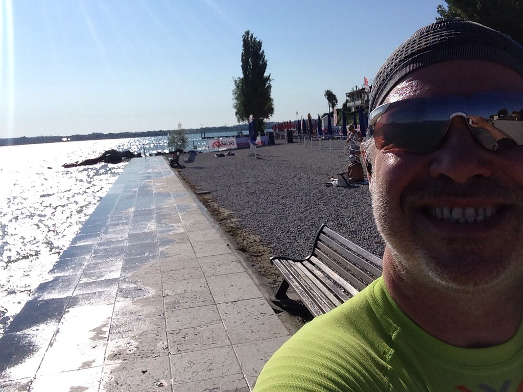 TRA I MIGLIORI PERCORSI DI RUNNING (CORSA) ECCO IL LUNGOLAGO DI PESCHIERA DEL GARDA IL LATO VERSO SAN BENEDETTO DI LUGANA SPETTACOLARE PERRCORSO IN RIVA AL LAGO DI GARDA IN MEZZO A CIGNI E PAPERE SENZA INQUINAMENTO AUTOMOBILISTICO