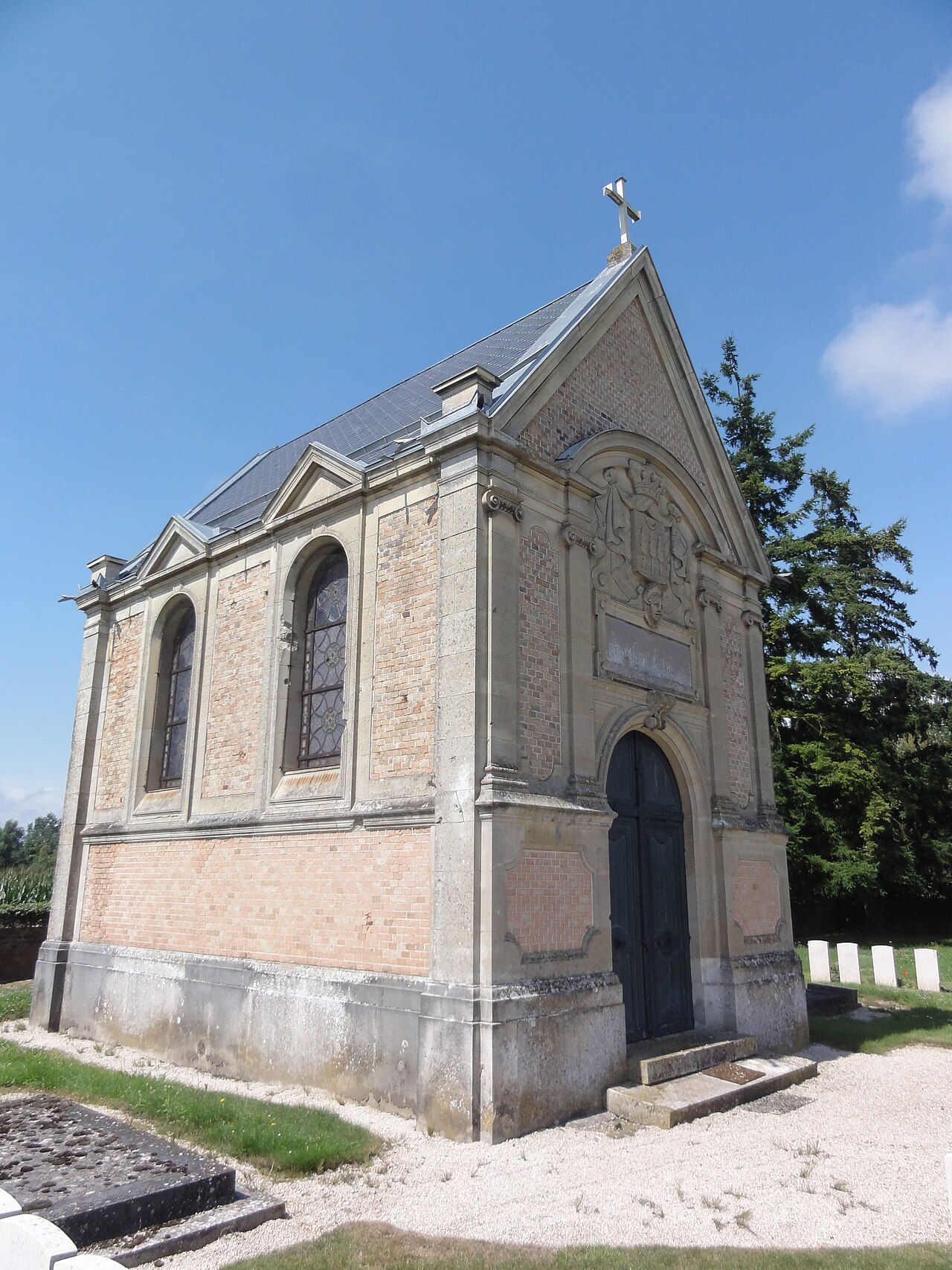 Foreste (Aisne) chapelle du cimetière.JPG
