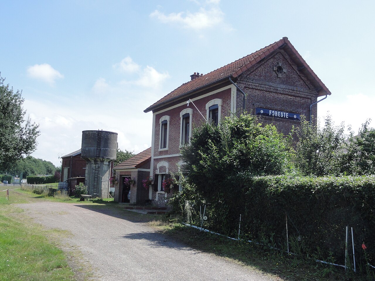 Foreste (Aisne) ancienne gare.JPG