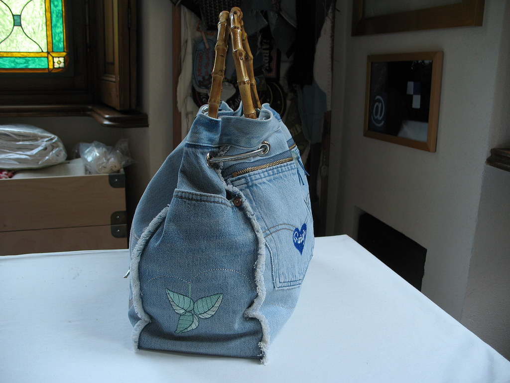 Jennyfer Bag - Fianco della borsa con tasca originale del jeans e ricamo