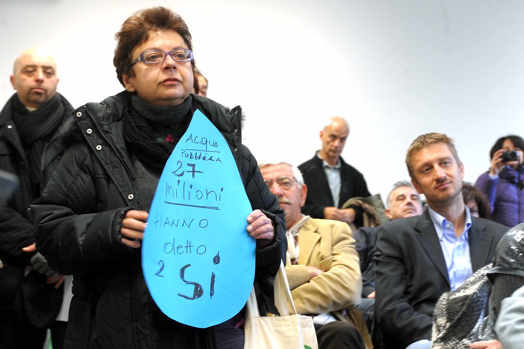 Bologna, 22 dicembre, acqua pubblica. Monetine sui sindaci dell'Emilia Romagna per l'aumento delle tariffe