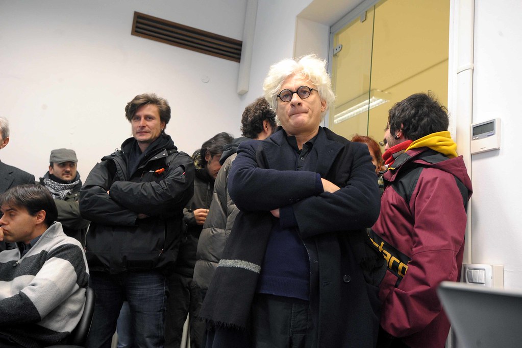 Bologna, 22 dicembre, acqua pubblica. Monetine sui sindaci dell'Emilia Romagna per l'aumento delle tariffe
