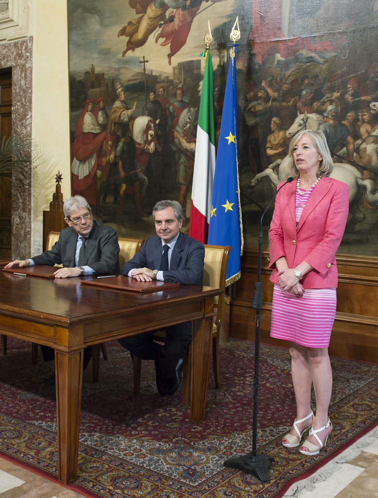 Il Ministro Giannini e il Sottosegretario De Vincenti firmano un protocollo d'intesa mutui BEI per l'edilizia scolastica