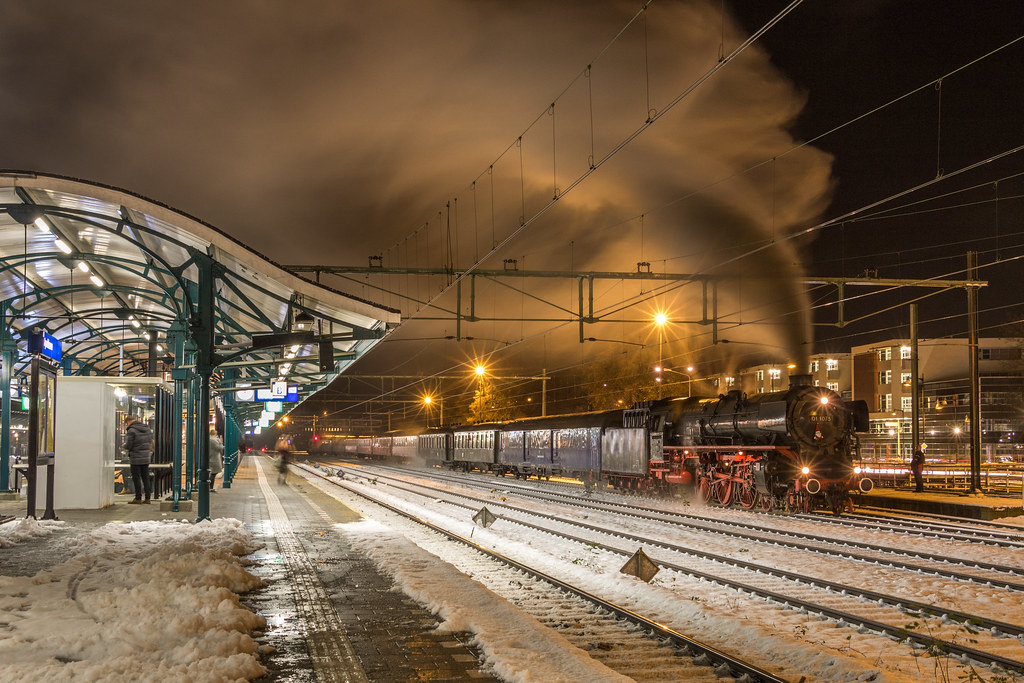 SSN 01 1075 met Kerstexpres, Apeldoorn