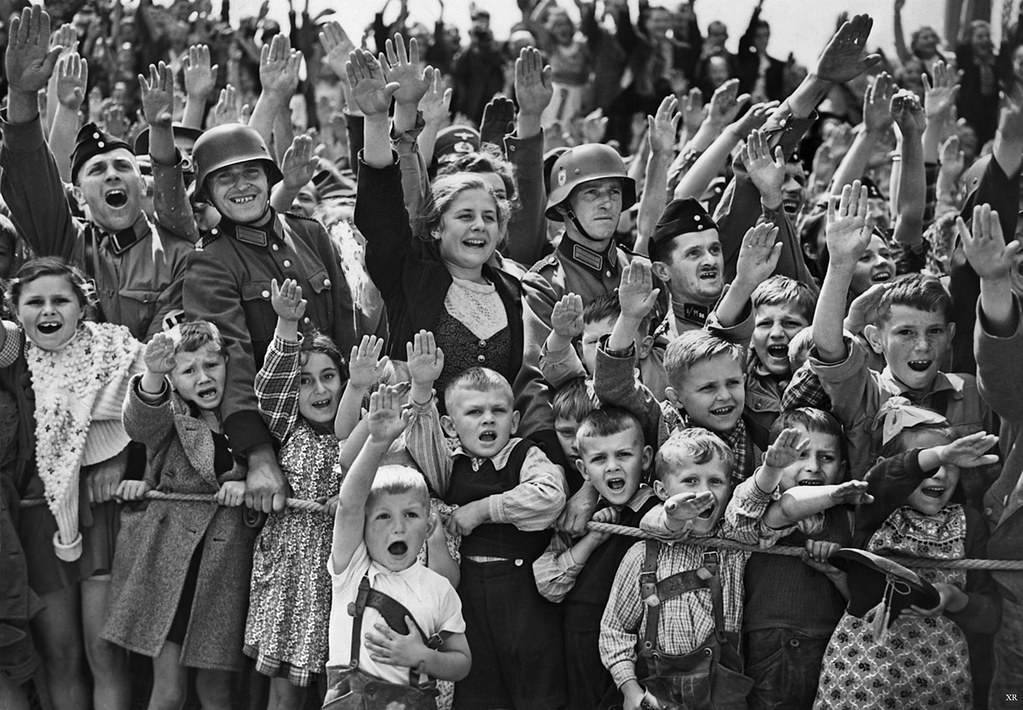 WW2 ... Fascist salute (Nazi Germany)