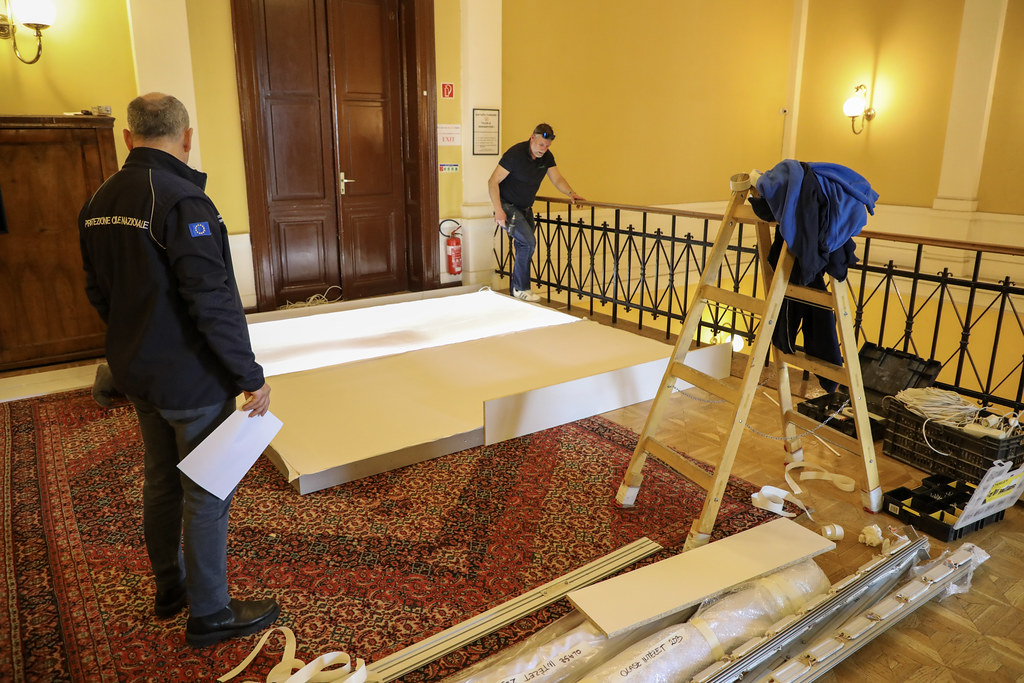 Budapest, 12 marzo 2025 – L'allestimento dello spazio espositivo sulle attività del Dipartimento della Protezione Civile presso l'Istituto italiano di cultura