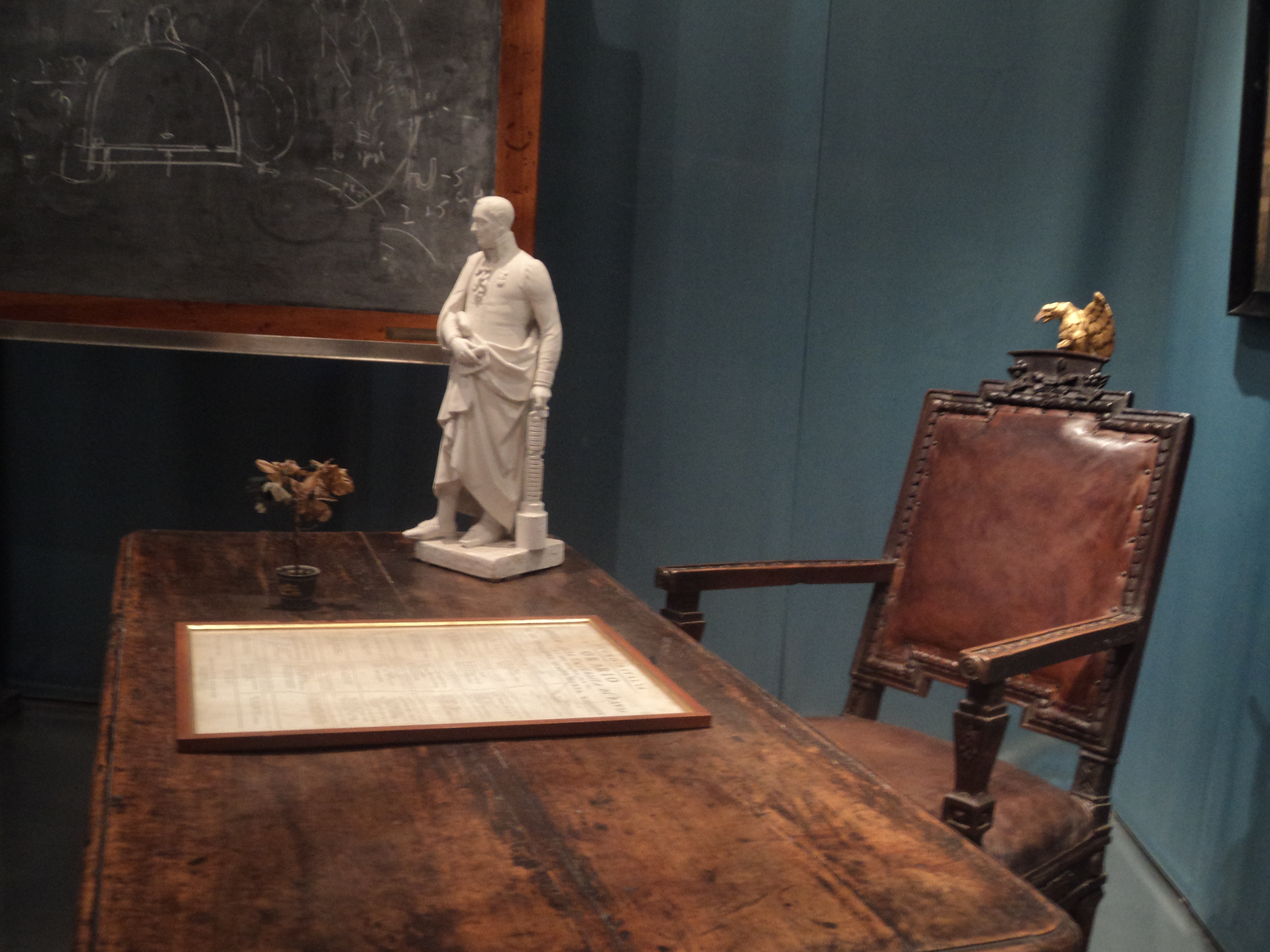 File:Cattedra e lavagna di Alessandro Volta nel Gabinetto di Fisica dell'Università di Pavia.JPG