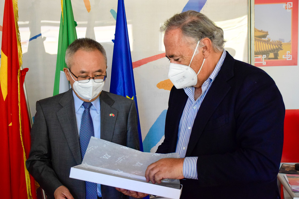 L’Ambasciatore della Repubblica Popolare Cinese Li Junhua in visita a Città della Scienza per dialogare sui progetti di cooperazione tra Italia e Cina, che proseguono da oltre dieci anni