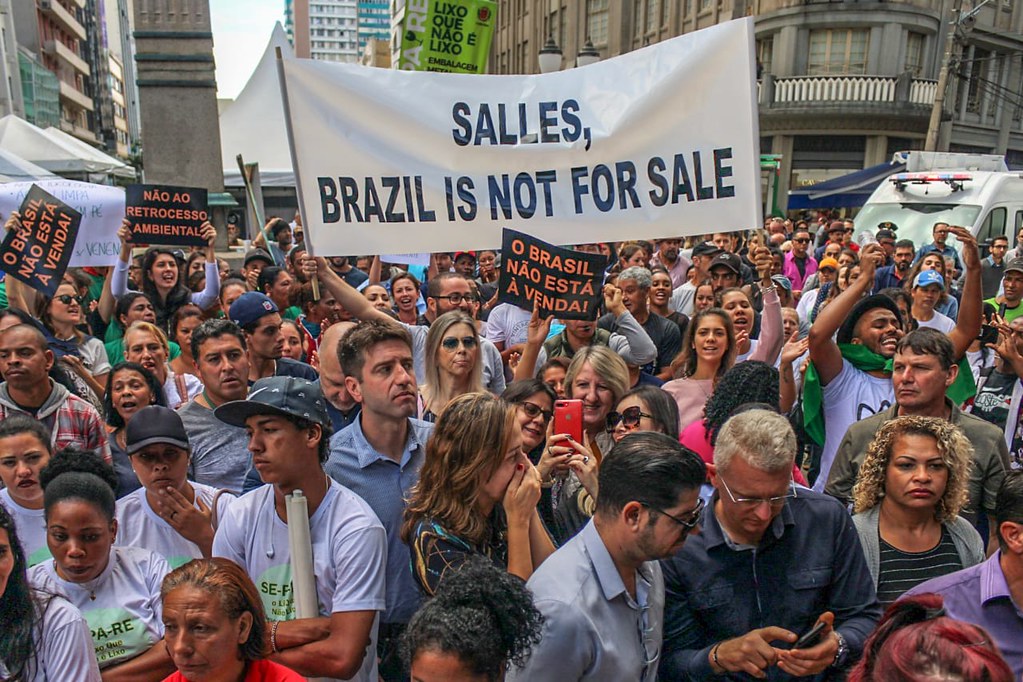 Ministro do Meio Ambiente, Ricardo Salles é recebido com protestos em Curitiba (PR). Foto: Eduardo Matysiak