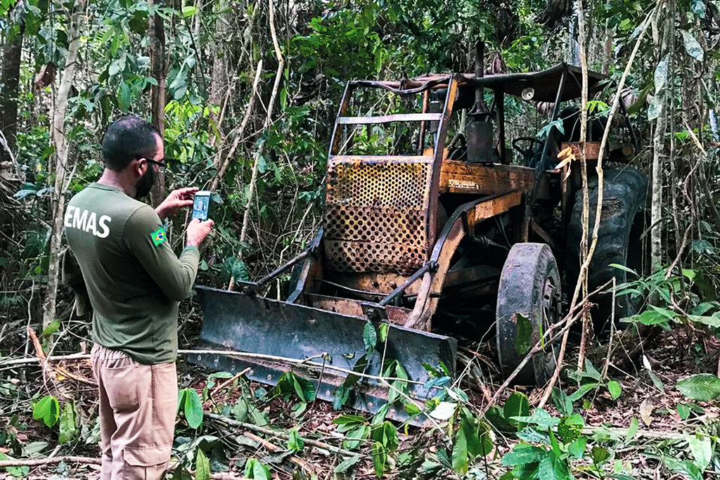 Secretaria Estadual do Meio Ambiente do Pará apreende maquinário utilizado na exploração ilegal de madeira na Amazônia, no município de Tailândia, no nordeste do estado (Foto: Semas)